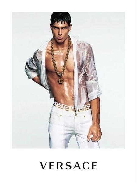 Versace apuesta por mostrar la ropa interior en su campaña de primavera-verano 2015
