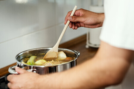 cocinando con una olla
