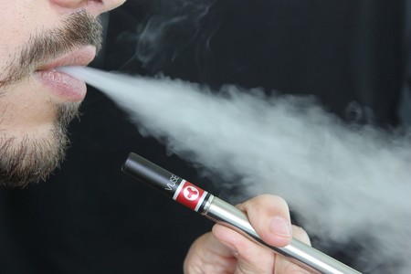 Hay que empezar a perseguir los cigarrillos electrónicos porque no queda clara su inocuidad
