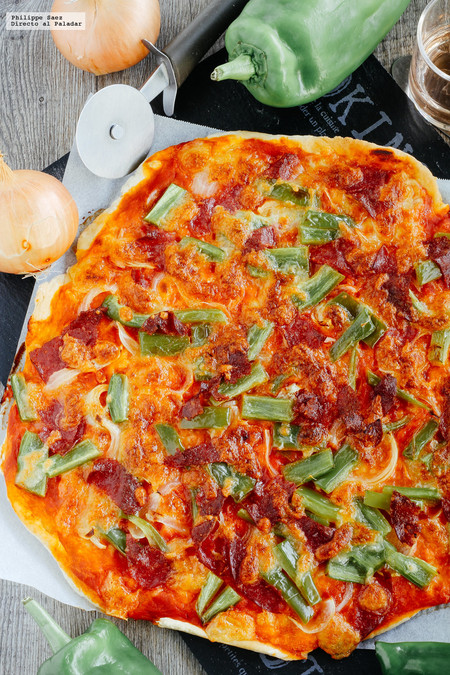 Pizza casera de salami y poblano. Receta deliciosa para disfrutar en casa