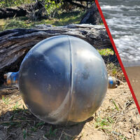 En un pueblo de Australia están encontrando extrañas bolas gigantes de acero en la playa: no son ovnis, pero sí vienen del espacio 