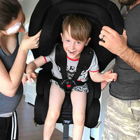 Una pareja de paramédicos muestra lo más importante acerca del uso de la silla para el coche 