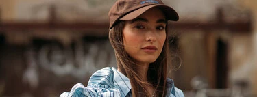 Las zapatillas Skechers azul cielo más cómodas del otoño 2025 serán las aliadas de nuestros looks de oficina