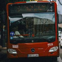Quién paga si un autobús de transporte público destroza 14 coches aparcados