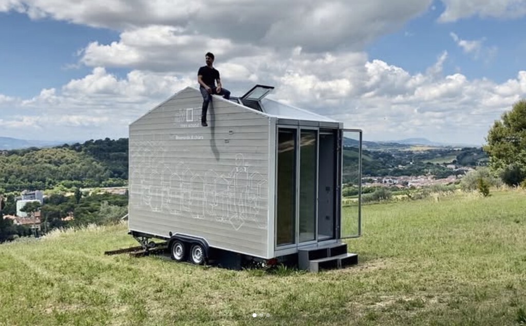 Ha construido propia su casa y le ha puesto ruedas. Además de ser autosuficiente, no renuncia a comodidades