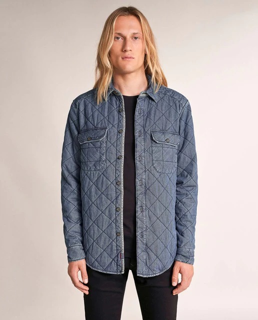 Esta chaqueta reversible es esencial en cualquier armario. De un lado, una chaqueta acolchada azul de cuello clásico. Del otro, un bomber marrón claro con bolsillo en la manga y detalle de cremallera, además de una capucha removible.