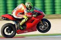 Valentino Rossi pone a prueba su hombro con una Ducati 1198 SP, ¡menudo juguetito!