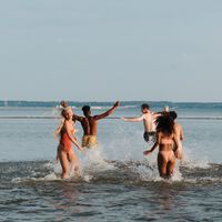 El verano para nuestros hijos adolescentes: esa época llena de primeras veces 