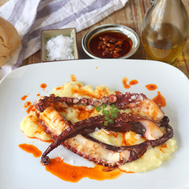 Cocinando así el pulpo congelado siempre queda tierno. Y te sirve para hacer estas siete recetas fáciles