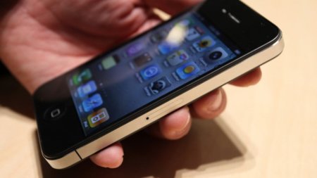 Apple empieza a enviar los primeros iPhone 4 rodeada de irregularidades