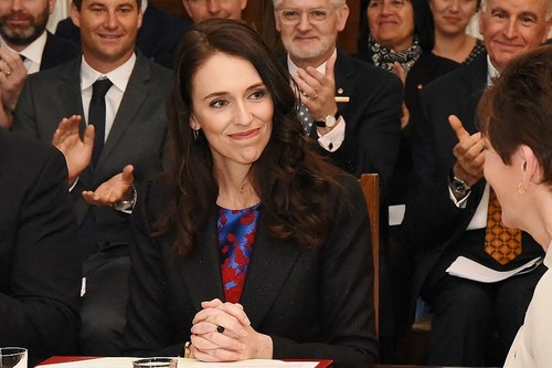 La primera ministra de Nueva Zelanda anuncia que está embarazada y tomará baja maternal