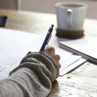 A neurociência explica: por que o cérebro de algumas pessoas prefere o papel ao teclado? 