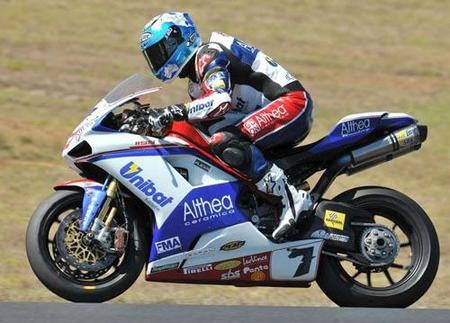 Carlos Checa en acción