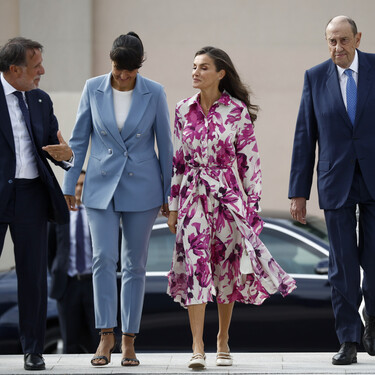 La reina Letizia tiene el vestido camisero de Carolina Herrera ideal para el entretiempo
