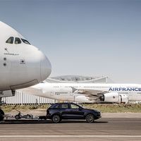 En video: El Porsche Cayenne remolca un Airbus A380 de 285 toneladas