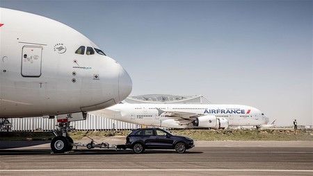 En video: El Porsche Cayenne remolca un Airbus A380 de 285 toneladas