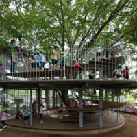 Precioso espacio diseñado para niños entorno a un viejo árbol