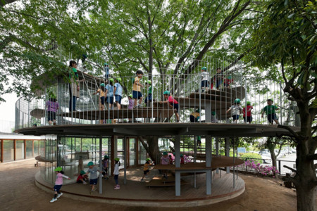 Precioso espacio diseñado para niños entorno a un viejo árbol