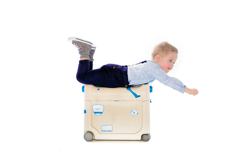 Crean una maleta-cama para que los niños viajen como reyes