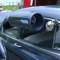 No es un torpedo pegado a la ventanilla. Este cacharro era mejor que un abanico cuando aún no se había inventado el aire acondicionado en los coches