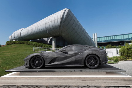 Este el Ferrari 812 Superfast que puedes comprar sin pasar por la lista de espera. (Aviso: no tiene motor)