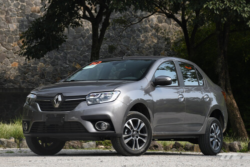 Renault Logan 2023, lo manejamos: ahora es un sedán para quiere un SUV