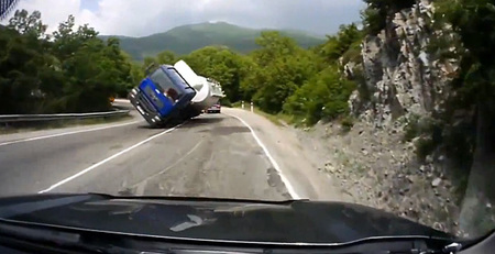 Hay gente con mucha suerte edición XLVII: en el camino de un camión accidentado