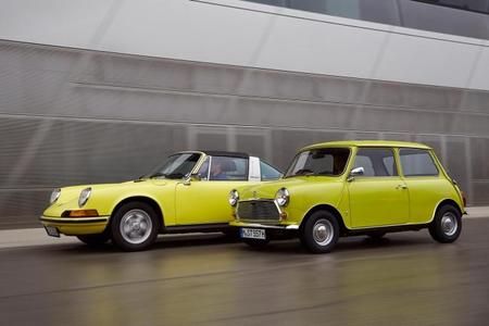 MINI felicita al Porsche 911 por su 50 cumpleaños