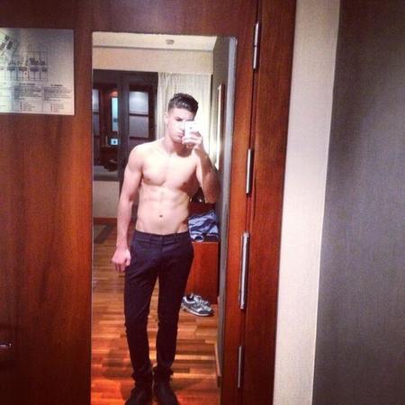 ¿Es Mario Casas? ¡No! Es el nuevo buenorro del momento: Adil Koukouh