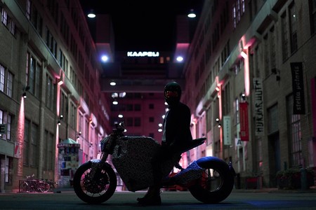 La moto eléctrica con rueda sin buje de TRK ya se prueba por Helsinki y huele cada vez más a moto de calle
