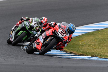 Marco Melandri Jonathan Rea Phillip Island Race 1 2018