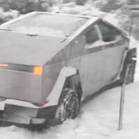 A la Tesla Cybertruck le ha salido otro enemigo inesperado: la nieve. Se queda tirada donde un 4L o un Panda pasarían sin despeinarse