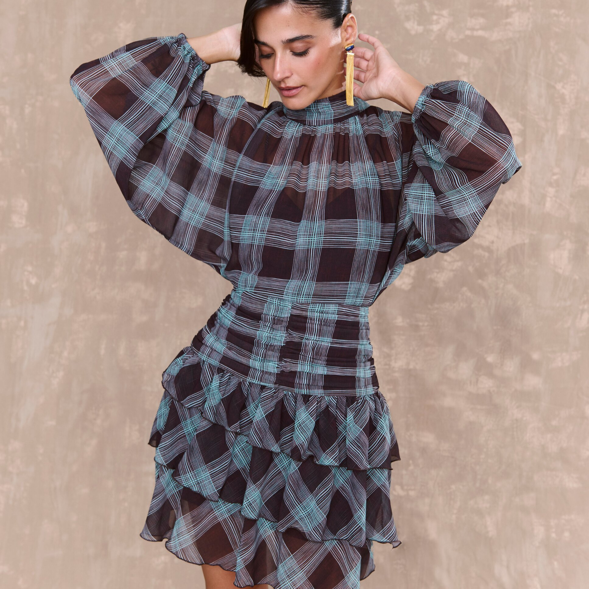 MIPHAI
Vestido corto estampado con cuello halter y mangas abullonadas