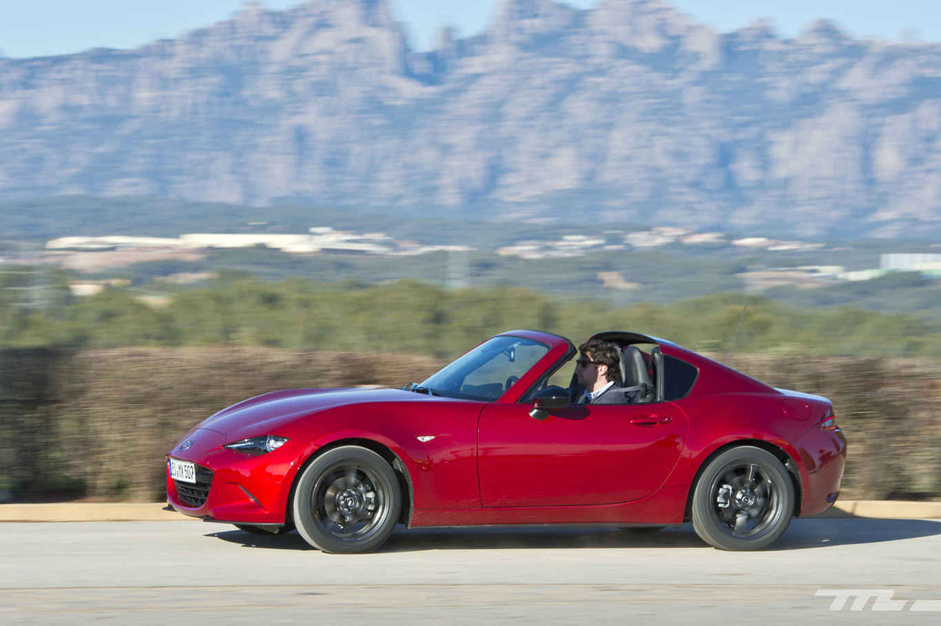 Por fin probamos el Mazda MX-5 RF, un deportivo que transmite felicidad y conquista con su silueta