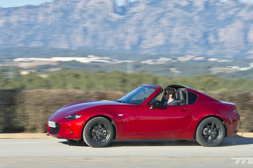 Por fin probamos el Mazda MX-5 RF, un deportivo que transmite felicidad y conquista con su silueta