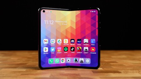 The OPPO Find N2 Flip is the closest thing to the format that the iPhone Fold would have | Image: Xataka