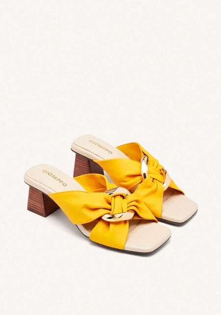 sandalias amarillas