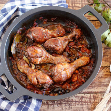 Pollo a la cazadora o 'alla cacciatora': receta al horno del clásico guiso italiano