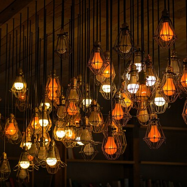 Cuidado al poner bombillas LED: los consejos que me dieron para que el salón no parezca la sala de un dentista