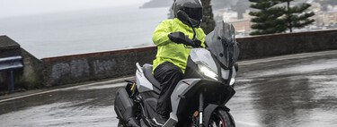 Probamos el Aprilia SR GT 400: ahora es un scooter menos deportivo y más crossover, y cuesta menos de 7.000 euros
