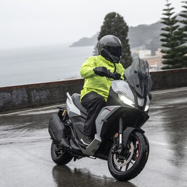 Probamos el Aprilia SR GT 400: ahora es un scooter menos deportivo y más crossover, y cuesta menos de 7.000 euros