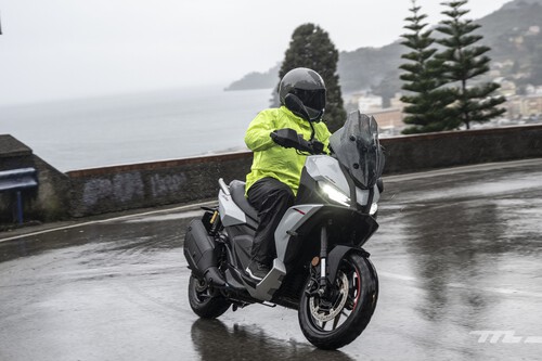 Probamos el Aprilia SR GT 400: ahora es un scooter menos deportivo y más crossover, y cuesta menos de 7.000 euros