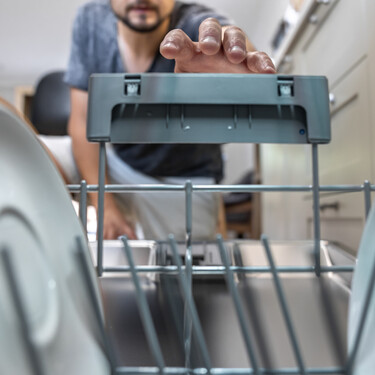 Cómo evitar los malos olores en el lavavajillas: no basta con usarlo con temperaturas elevadas
