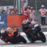 Brad Binder y Darryn Binder, los dos pilotos que más adelantan en lo que llevamos de MotoGP 2022 