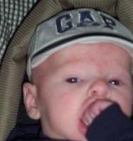 Meterse el puño en la boca