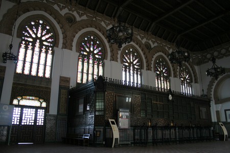 Las Formas Mudejares Del Interior Compuestas Por Los Arcos Tumidos Del Lucernario Contrastan Con Los Ventanales De Inspiracion Gotica