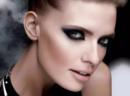 Un look de ojos ahumados con la nueva máscara de pestañas de Maybelline