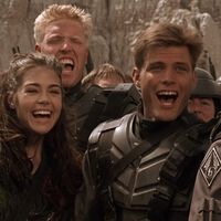 Starship Troopers sorprendió con una escena adelantada a su tiempo, pero requirió un curioso sacrificio de su director para poder rodarla