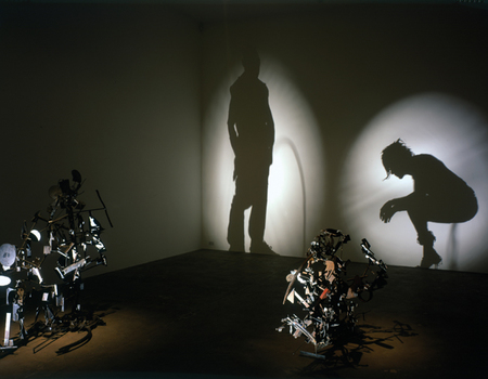 Sombras hechas con residuos: la fotografía al servicio de la escultura