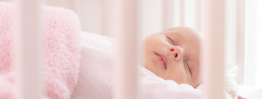 Los cojines antivuelco o posicionadores para la cuna son peligrosos para los bebés por el riesgo de asfixia